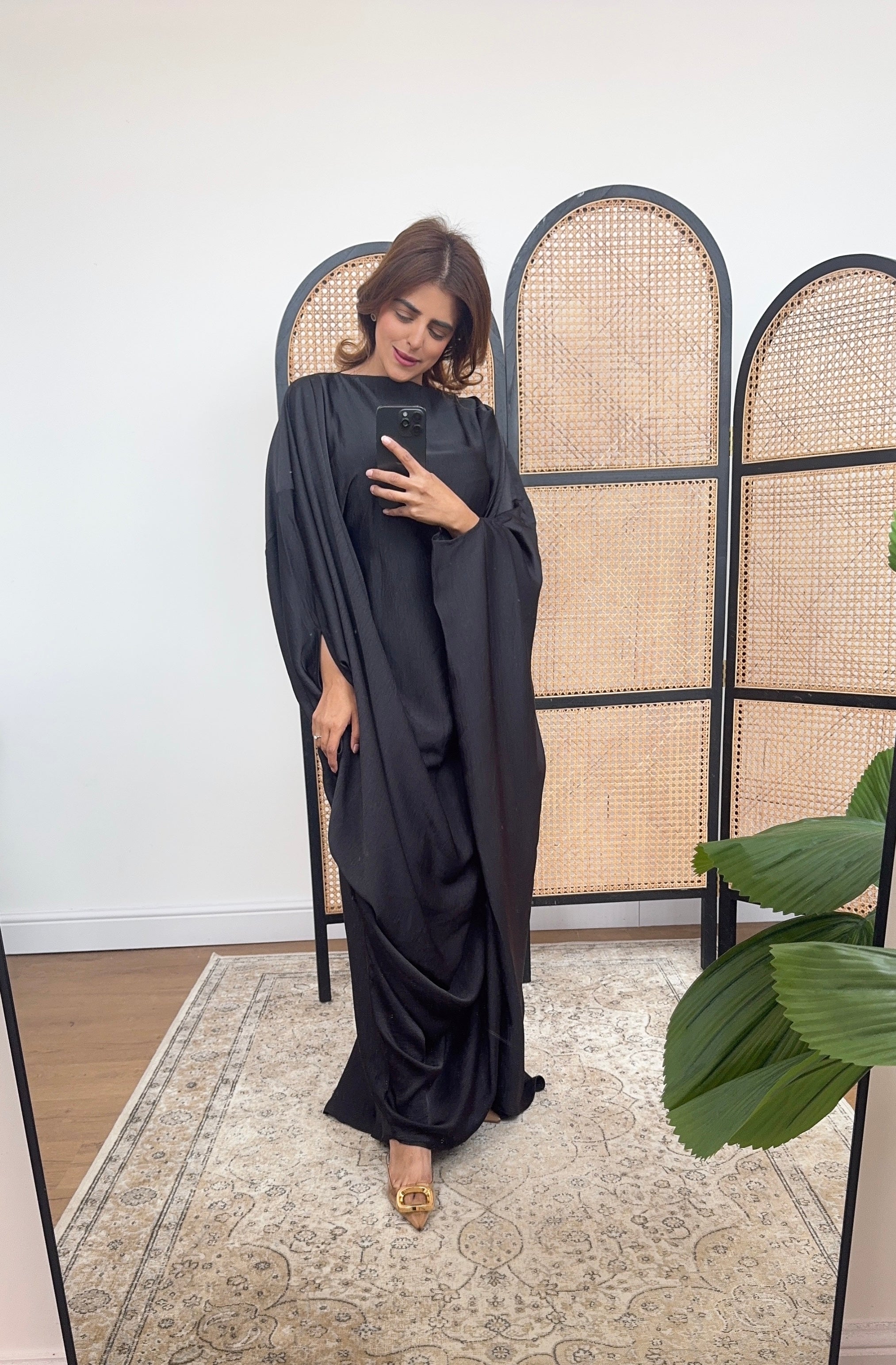 CAFTAN DRAPÉ NOIR AVEC INNER NOUÉ CEINTURE - ARWA