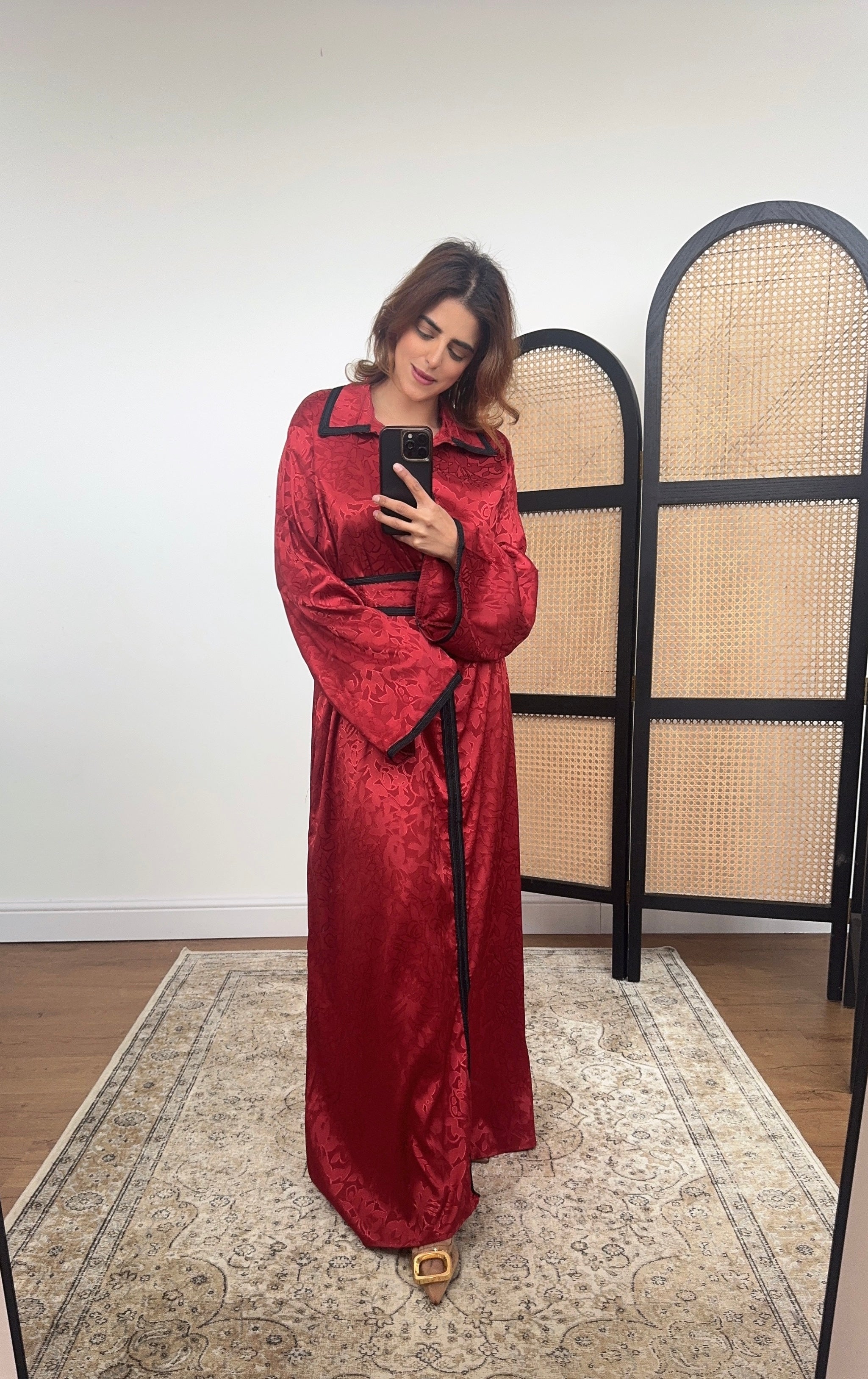 ROBE JACQUARD SATIN BORDEAUX AVEC CEINTURE - LAMAR