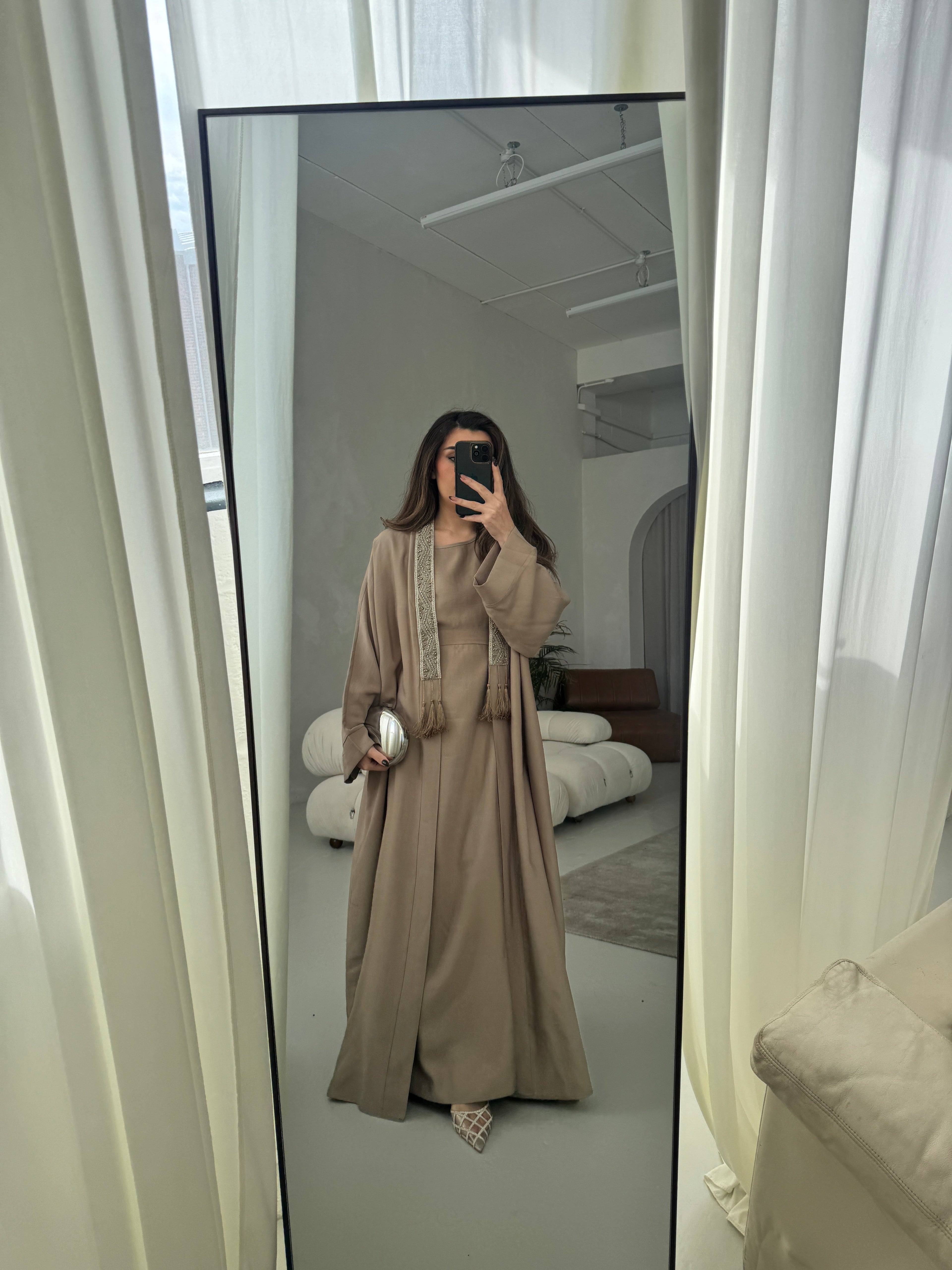 ABAYA DEUX PIÈCES TAUPE AVEC DÉTAILS ORNÉS - DEEMA