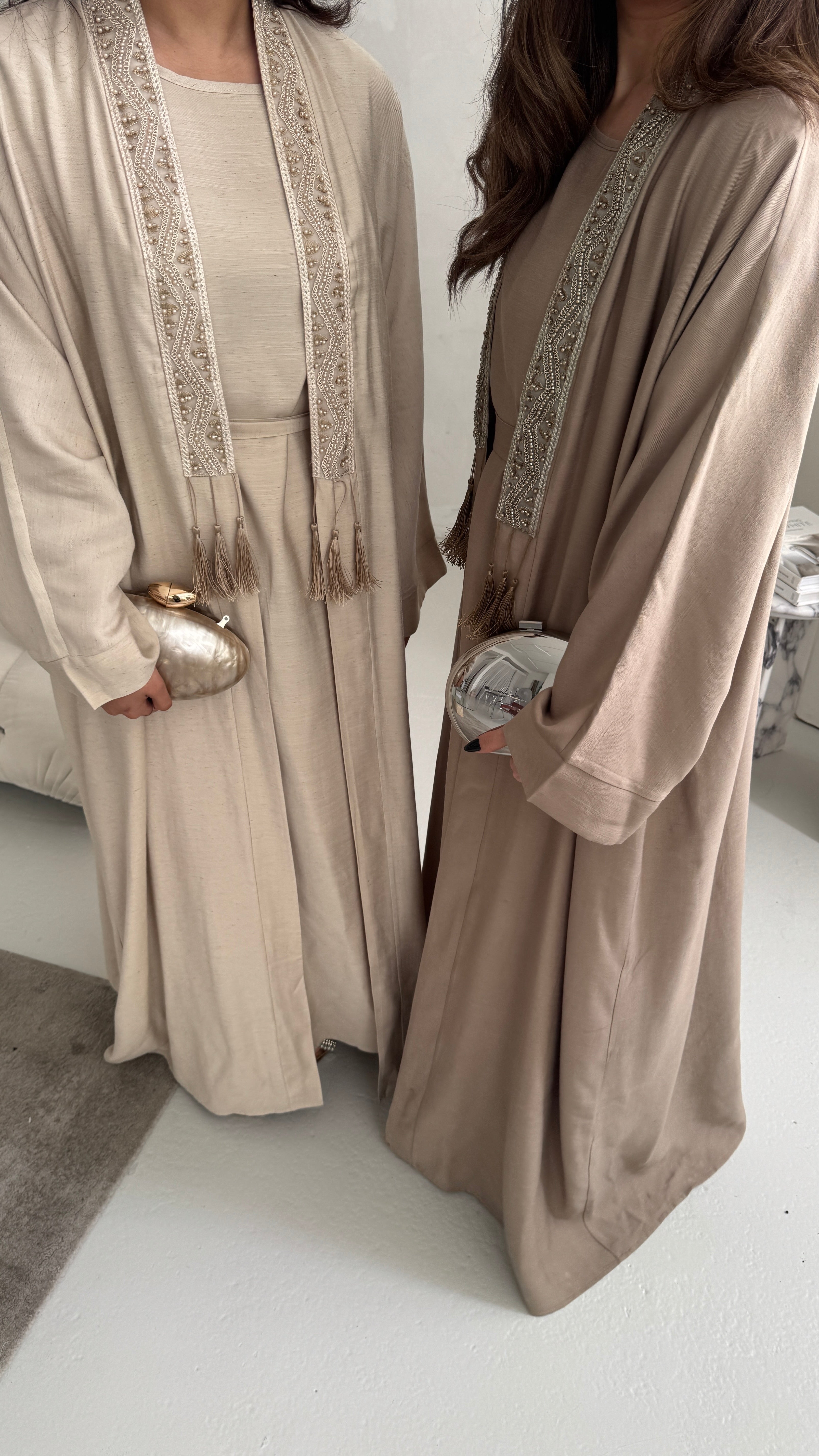 ABAYA DEUX PIÈCES CRÈME AVEC DÉTAILS ORNÉS - DEEMA