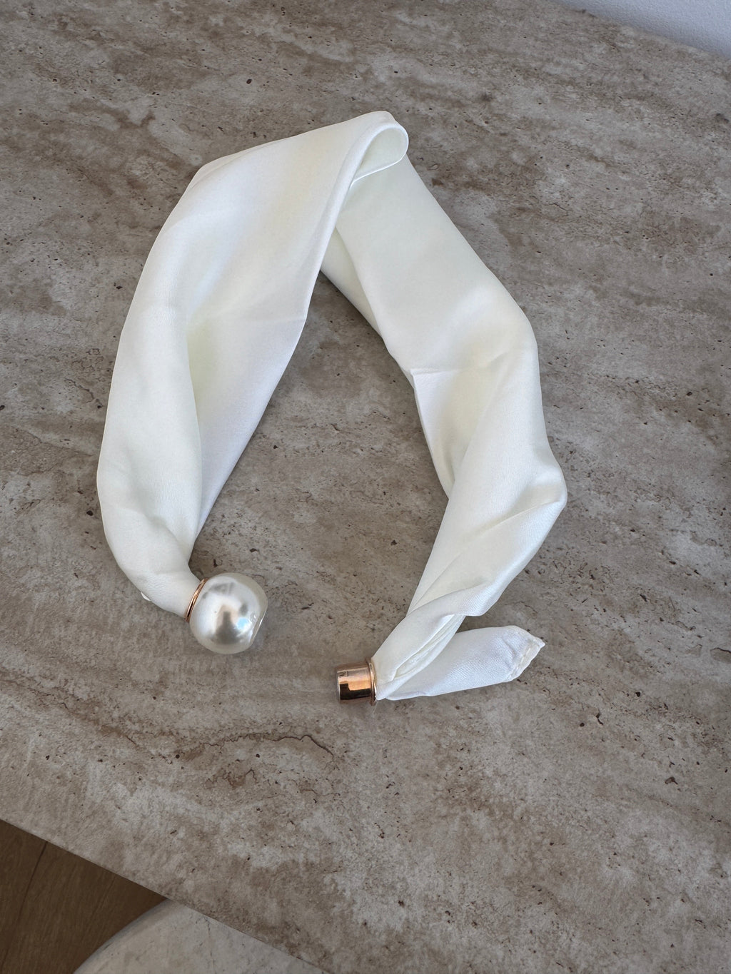 FOULARD MAGNÉTIQUE PERLE COL BLANC