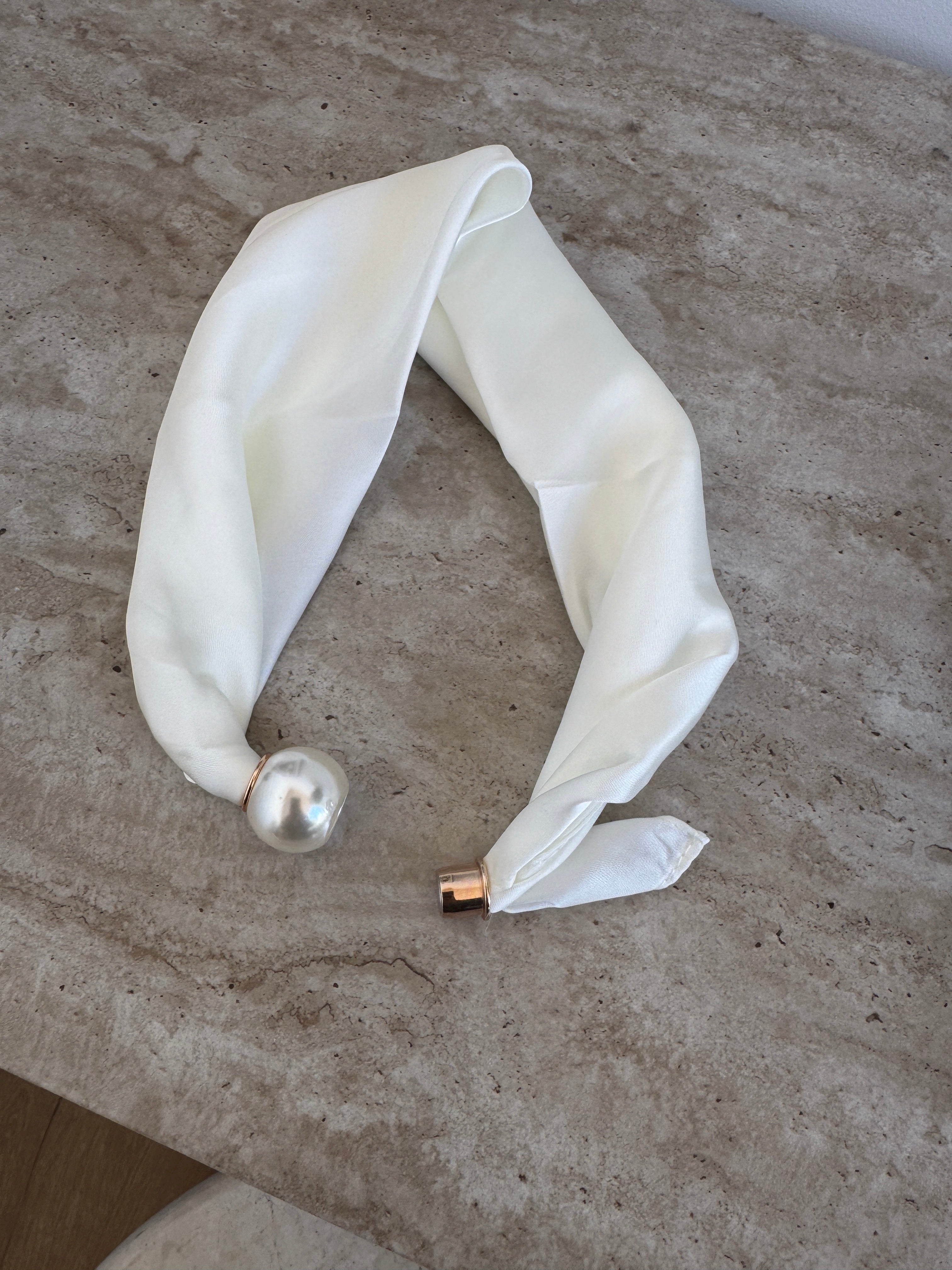 FOULARD MAGNÉTIQUE PERLE COL BLANC