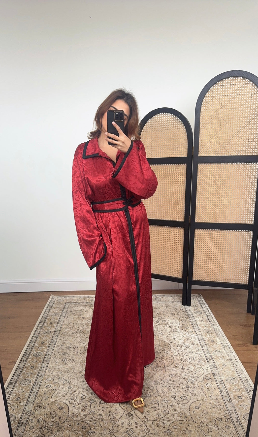 ROBE JACQUARD SATIN BORDEAUX AVEC CEINTURE - LAMAR