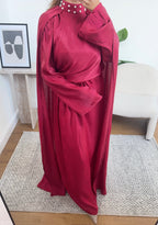 ROBE CAPE COL MONTANT PERLE DÉTAIL ROUGE - AMARA