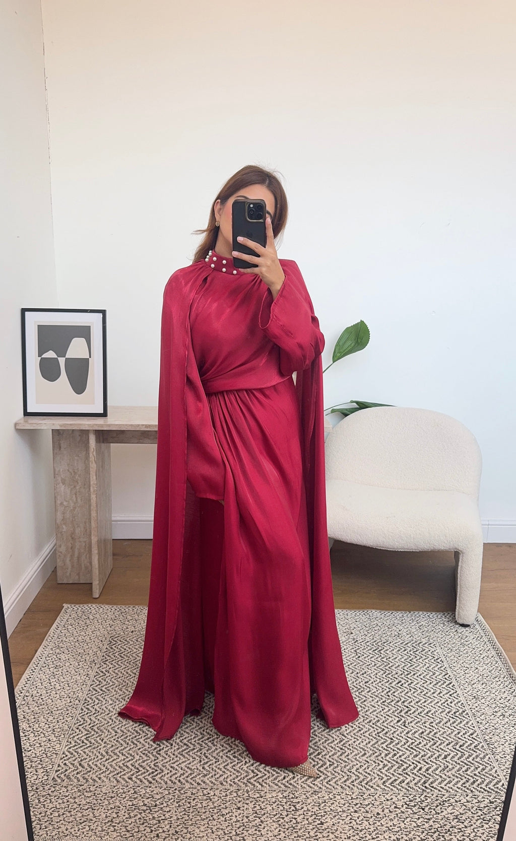 ROBE CAPE COL MONTANT PERLE DÉTAIL ROUGE - AMARA