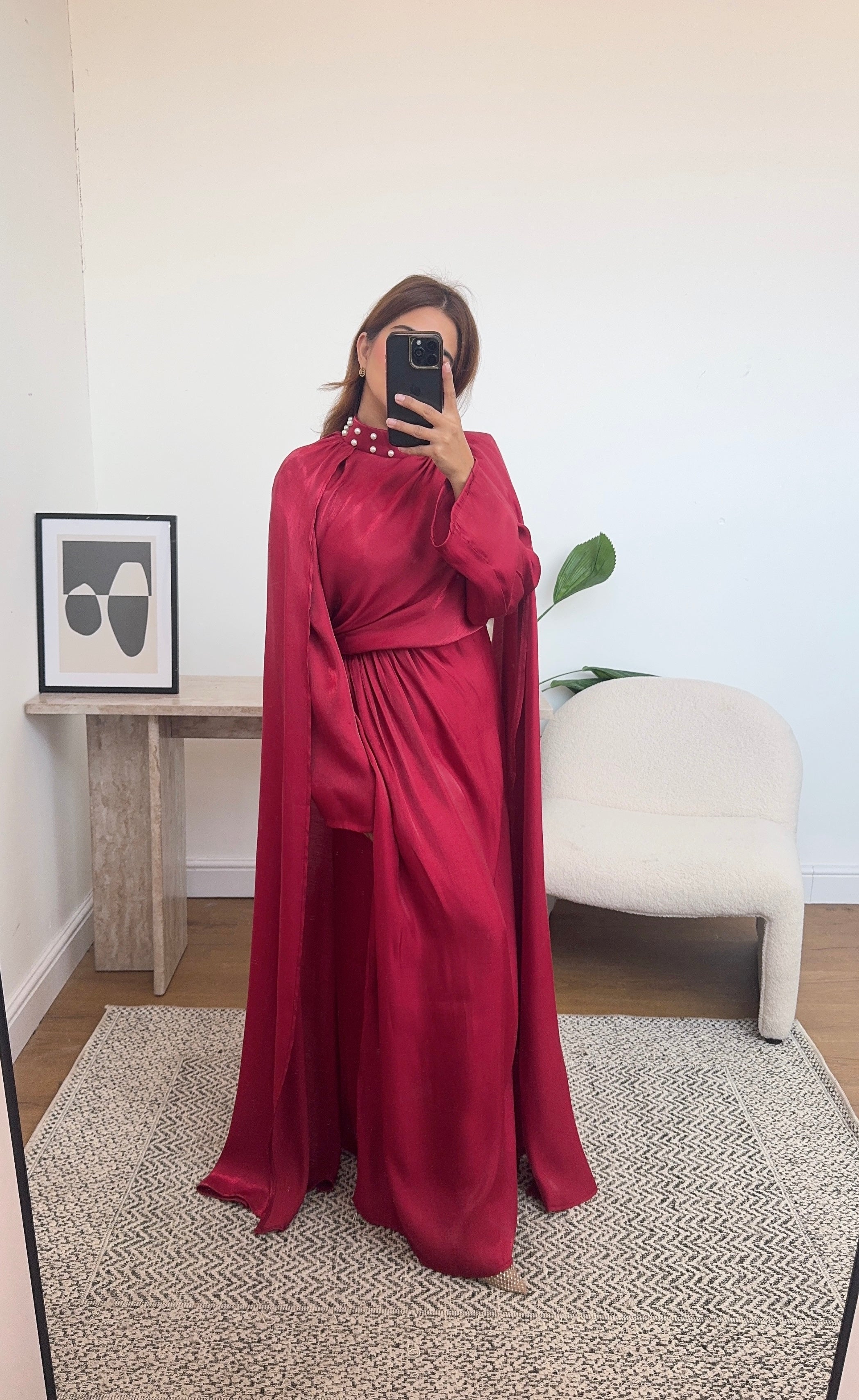 ROBE CAPE COL MONTANT PERLE DÉTAIL ROUGE - AMARA