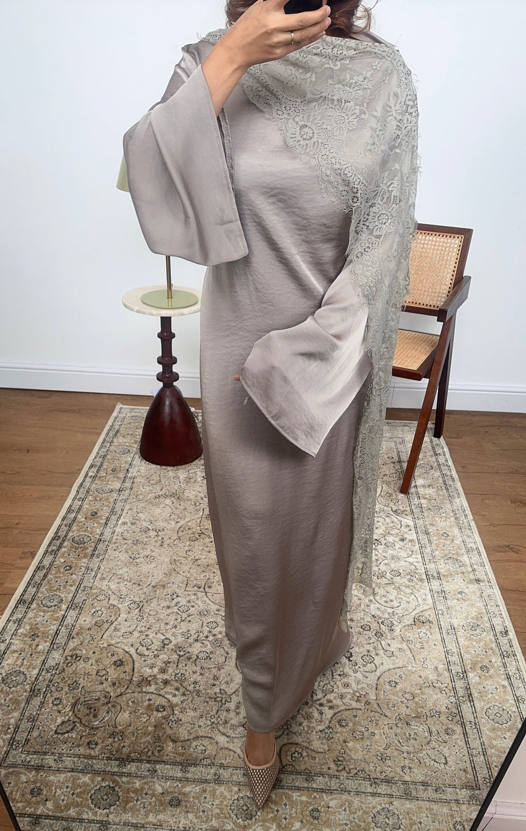 ROBE SATIN TAUPE AVEC DENTELLE FOULARD - MALIKA