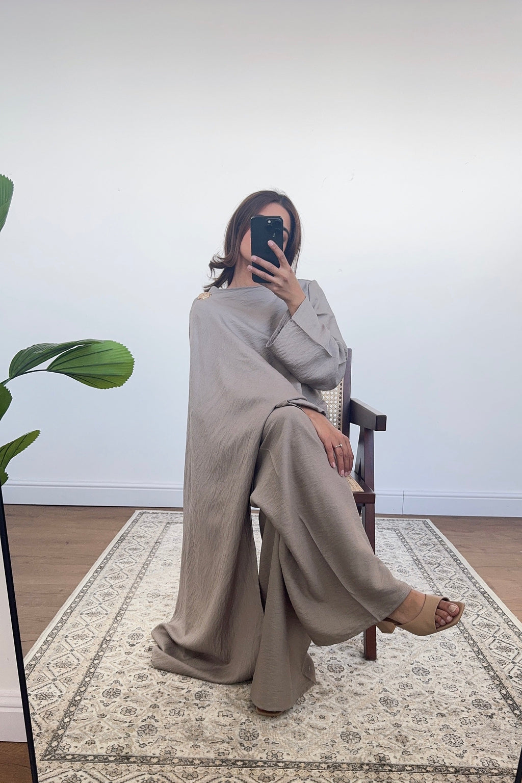ENSEMBLE FOULARD TAUPE AVEC DORÉ BROCHE - ARYA