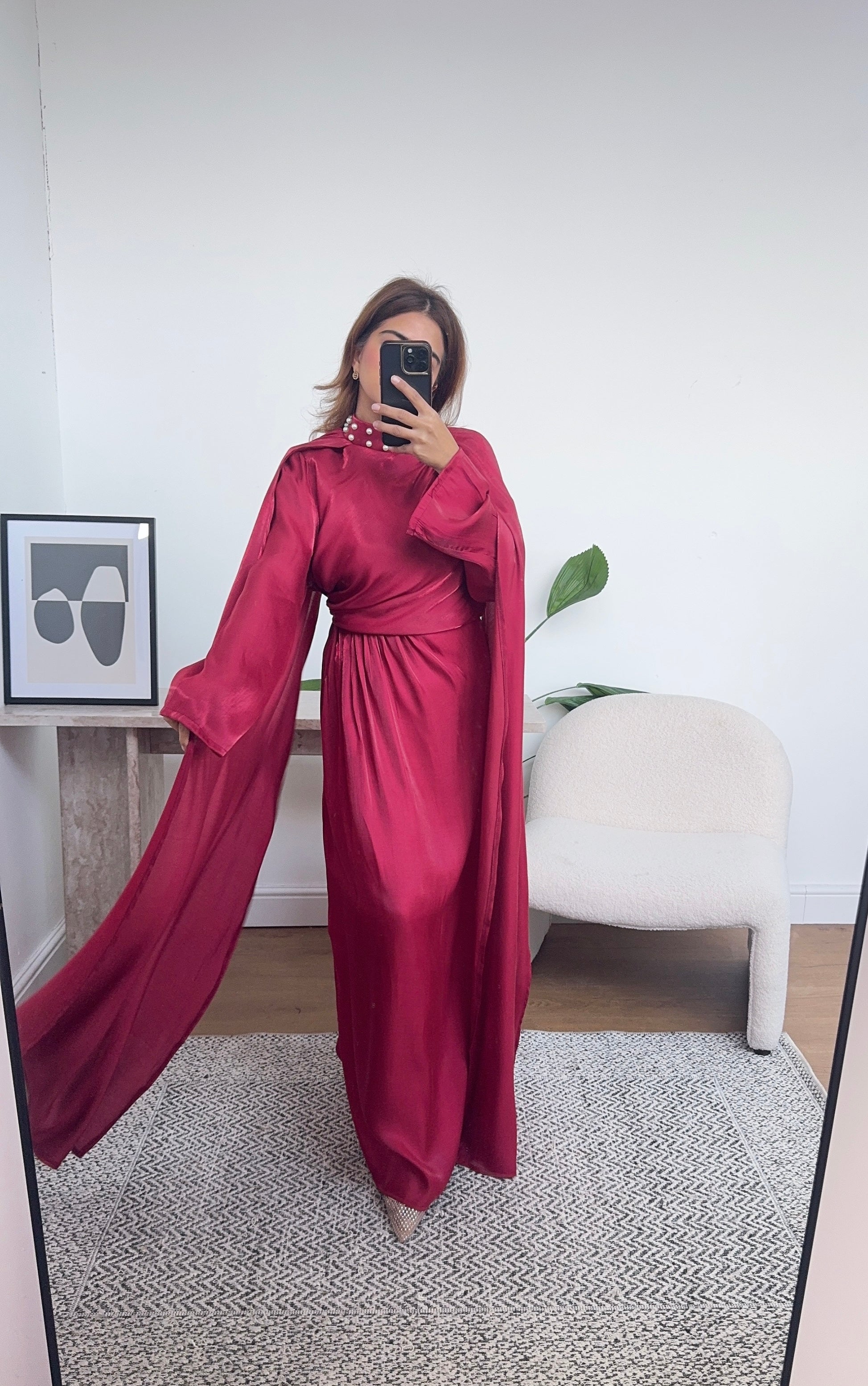 ROBE CAPE COL MONTANT PERLE DÉTAIL ROUGE - AMARA