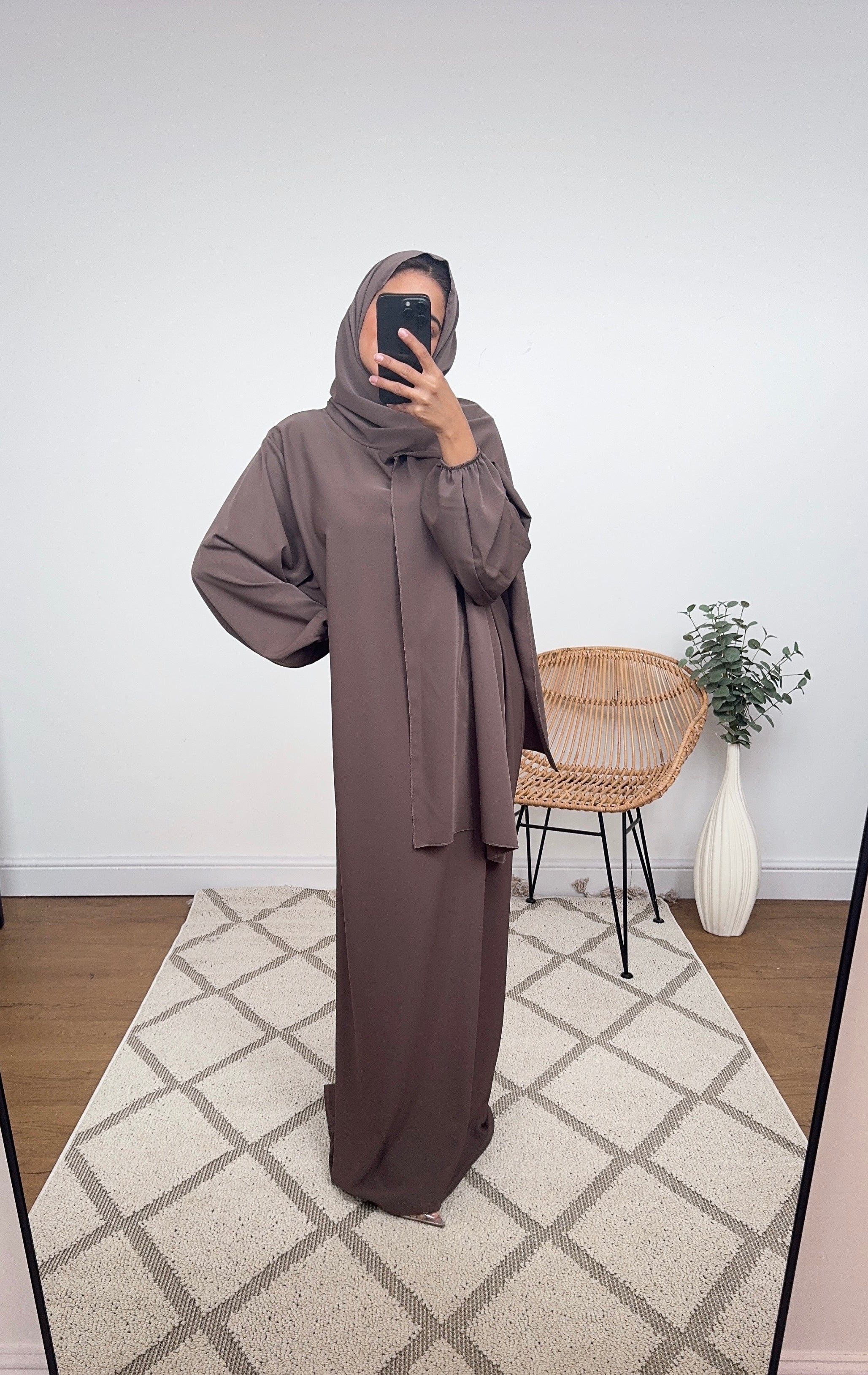 ABAYA AVEC ATTACHE FOULARD TAUPE - LAYLI