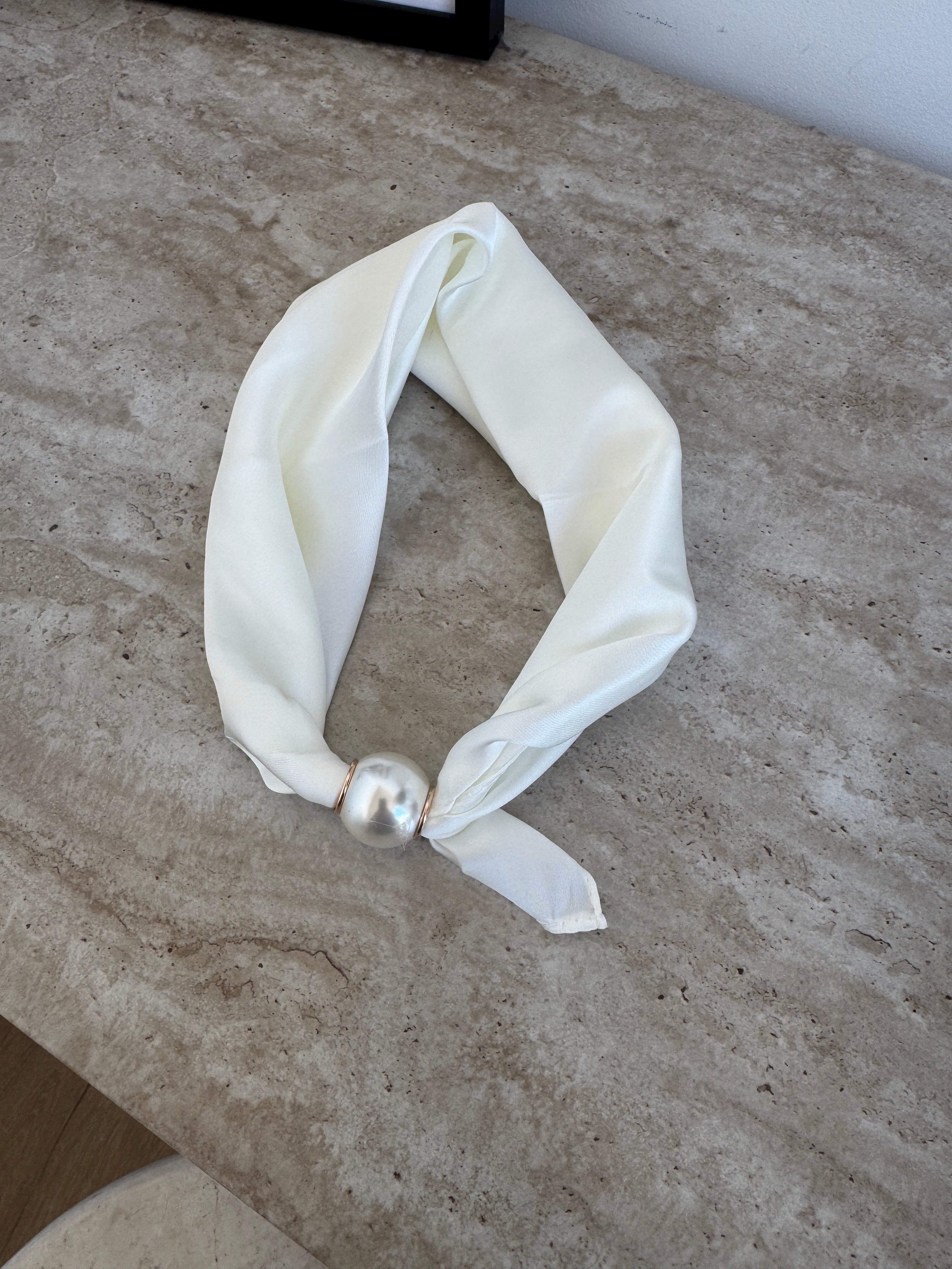 FOULARD MAGNÉTIQUE PERLE COL BLANC