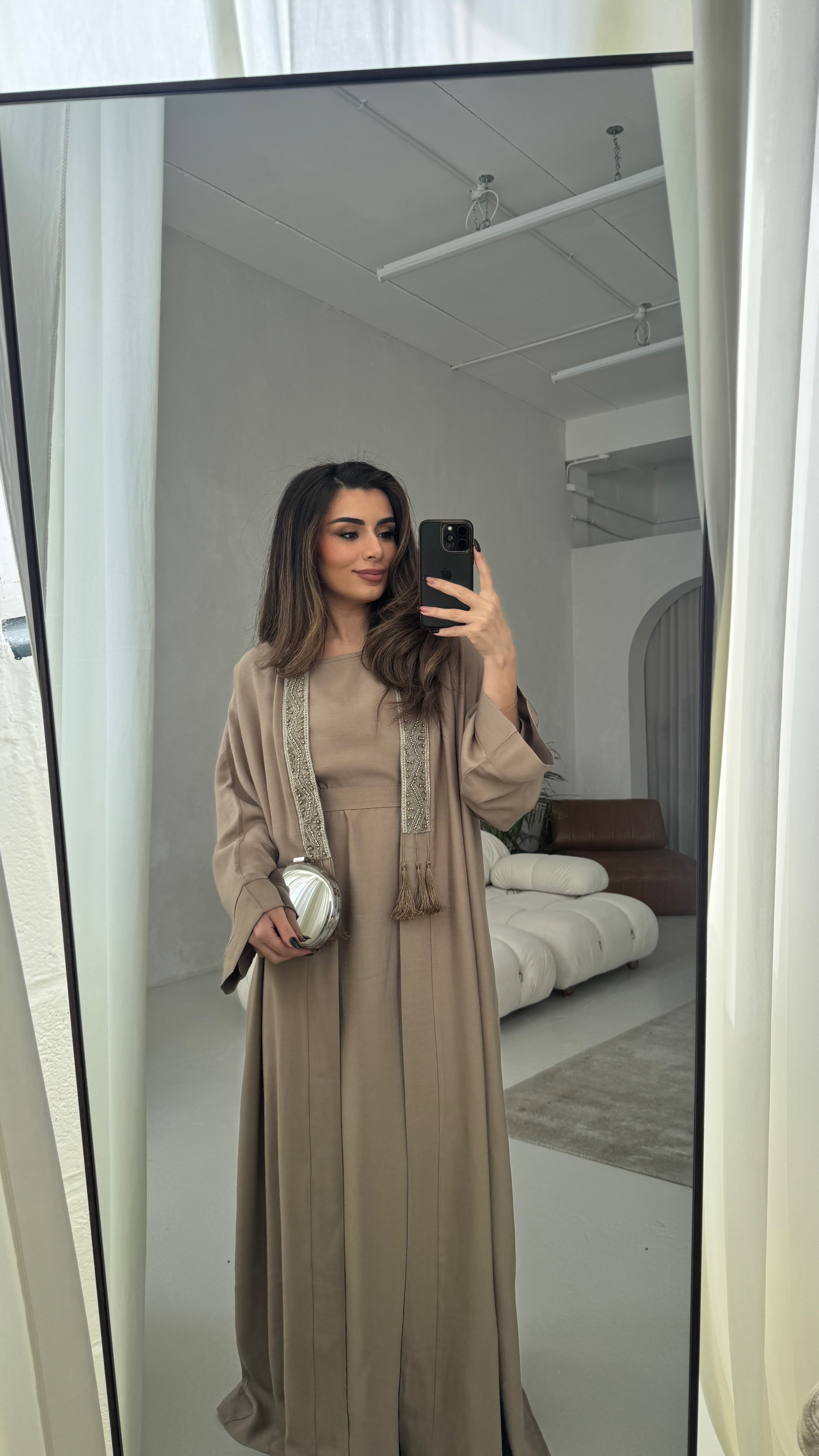 ABAYA DEUX PIÈCES TAUPE AVEC DÉTAILS ORNÉS - DEEMA