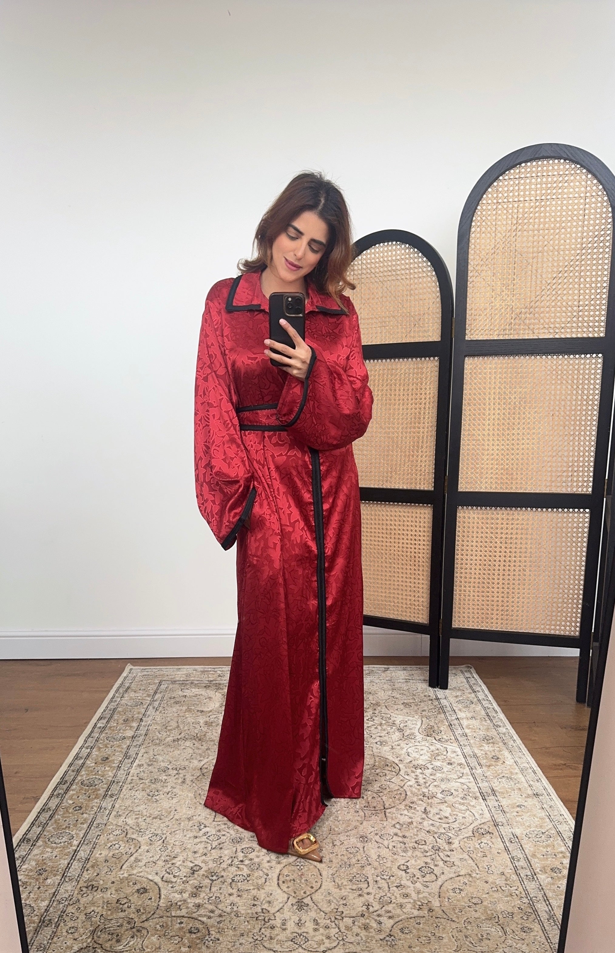 ROBE JACQUARD SATIN BORDEAUX AVEC CEINTURE - LAMAR
