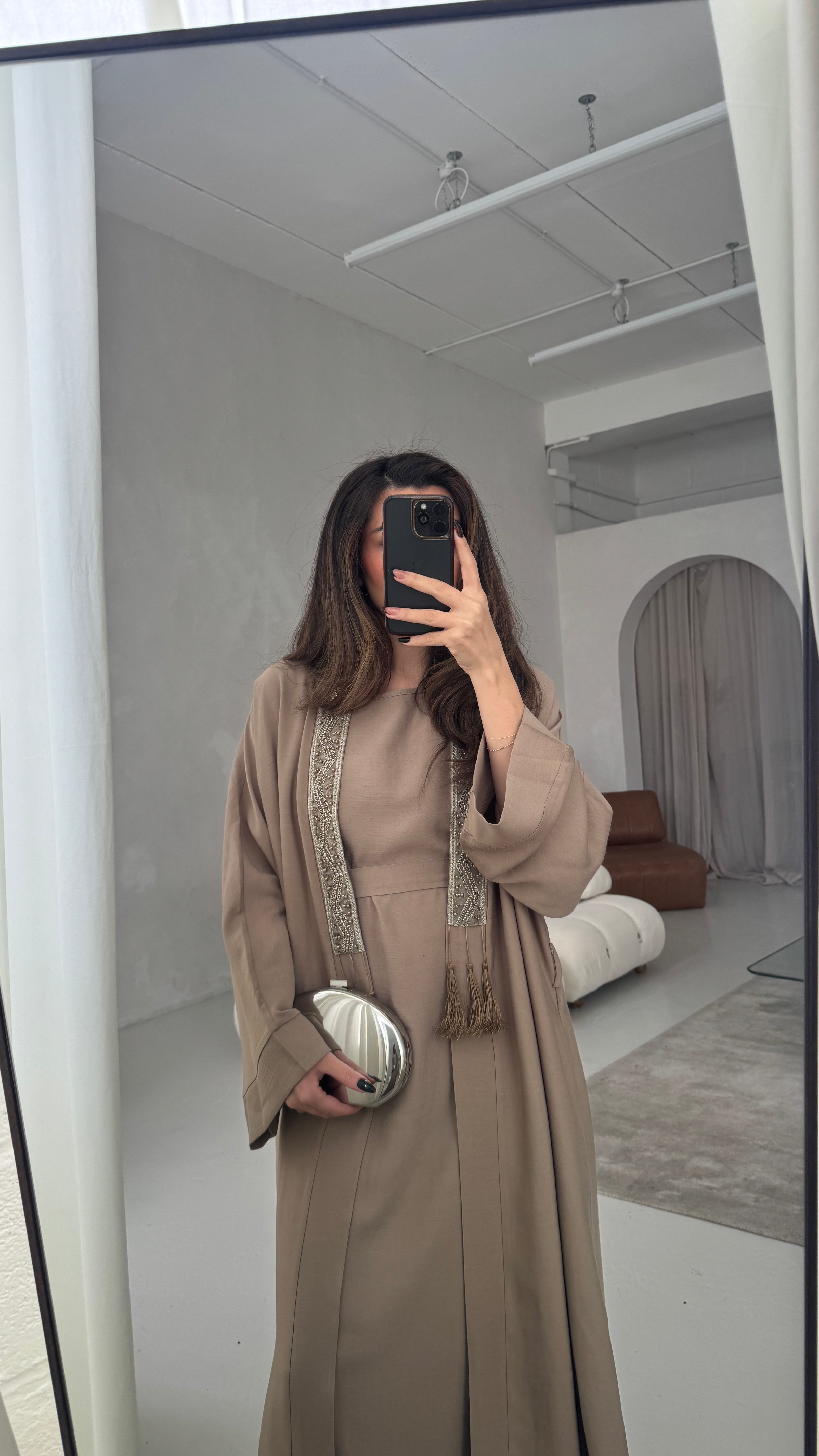ABAYA DEUX PIÈCES TAUPE AVEC DÉTAILS ORNÉS - DEEMA
