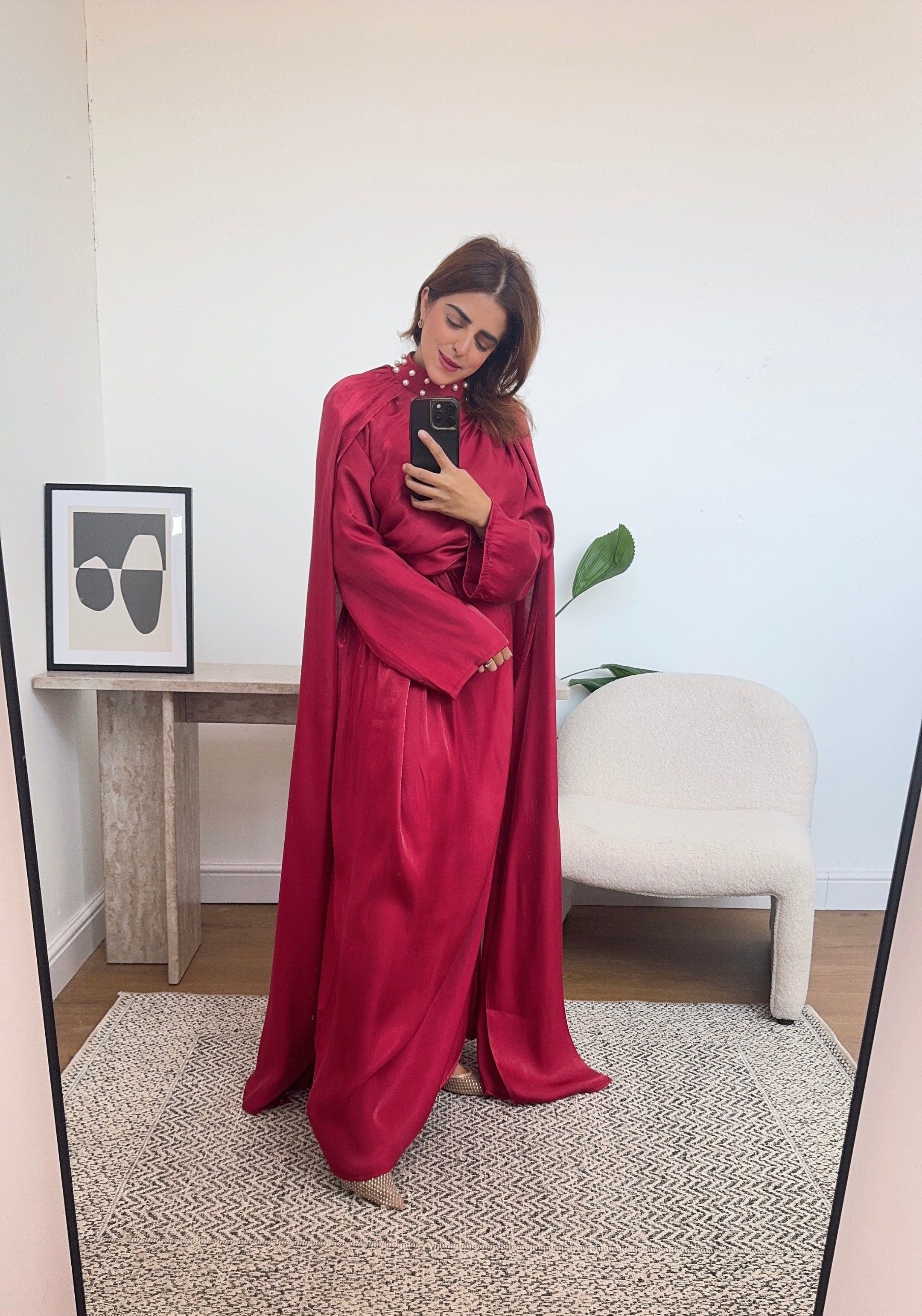 ROBE CAPE COL MONTANT PERLE DÉTAIL ROUGE - AMARA