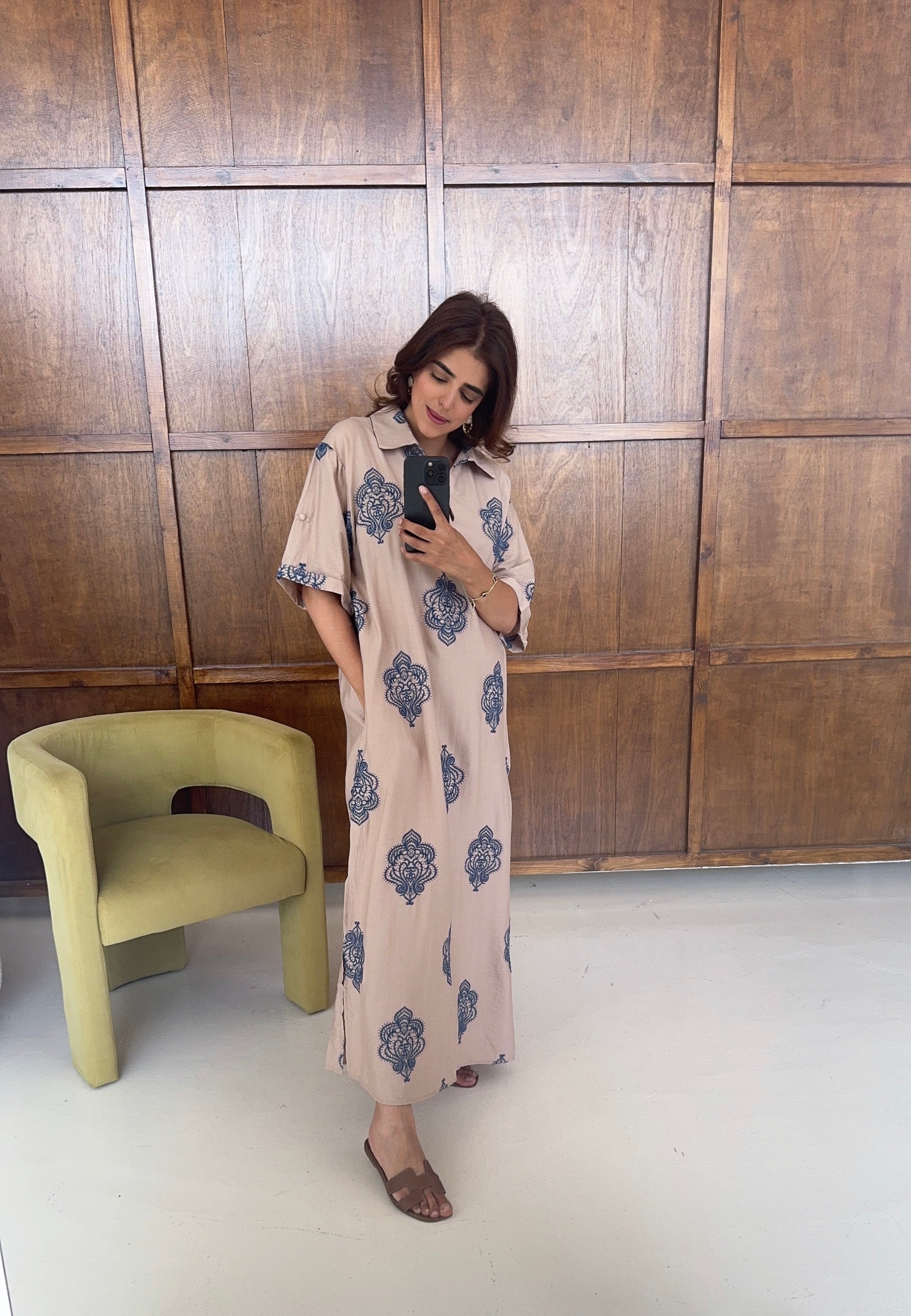 CAFTAN AVEC BLEU BRODÉ NUDE - NURA