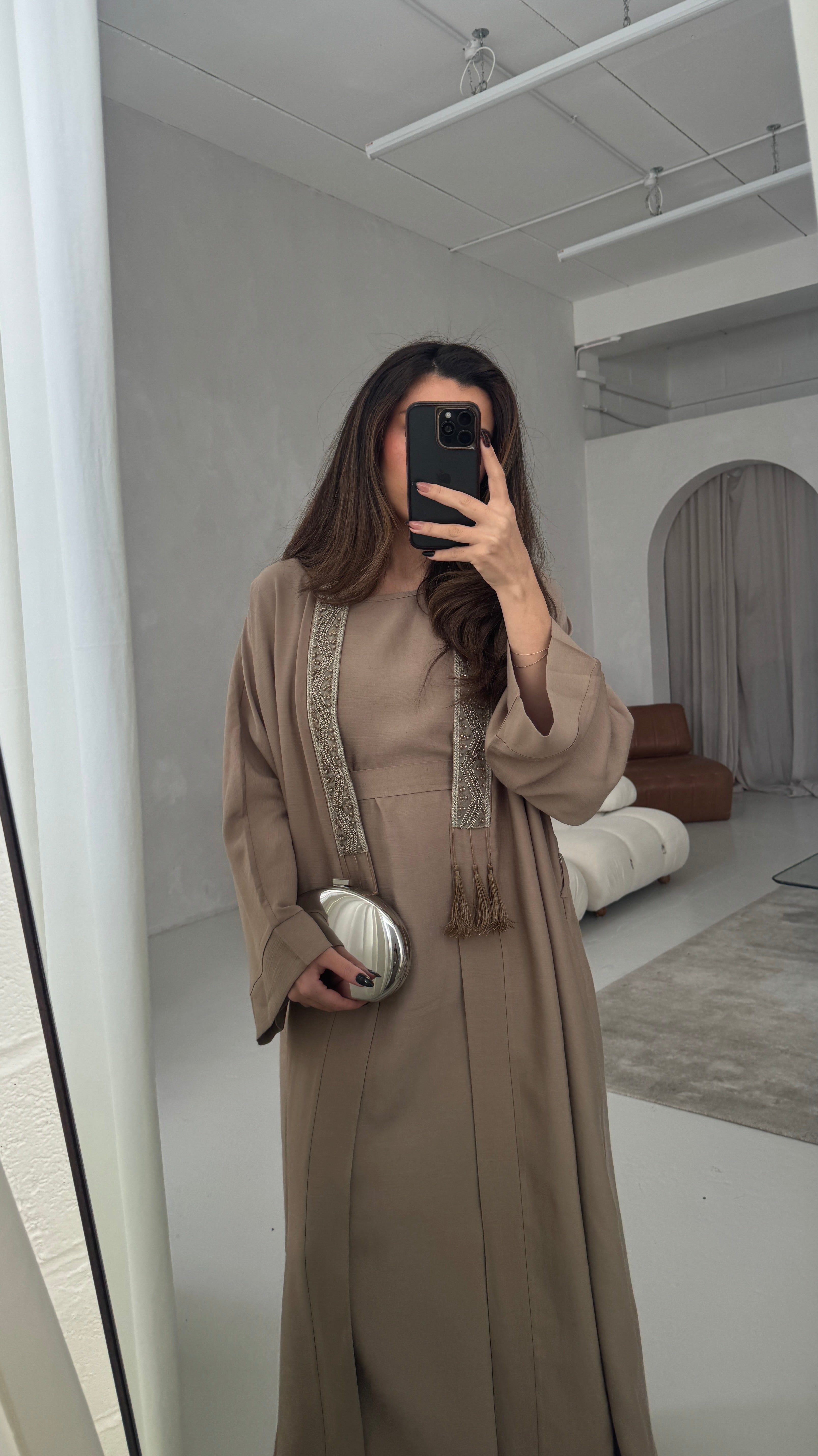 ABAYA DEUX PIÈCES TAUPE AVEC DÉTAILS ORNÉS - DEEMA